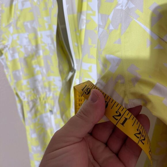 Descente Golf Stylish Yellow and White Women's Jacket - Picture 6 of 6